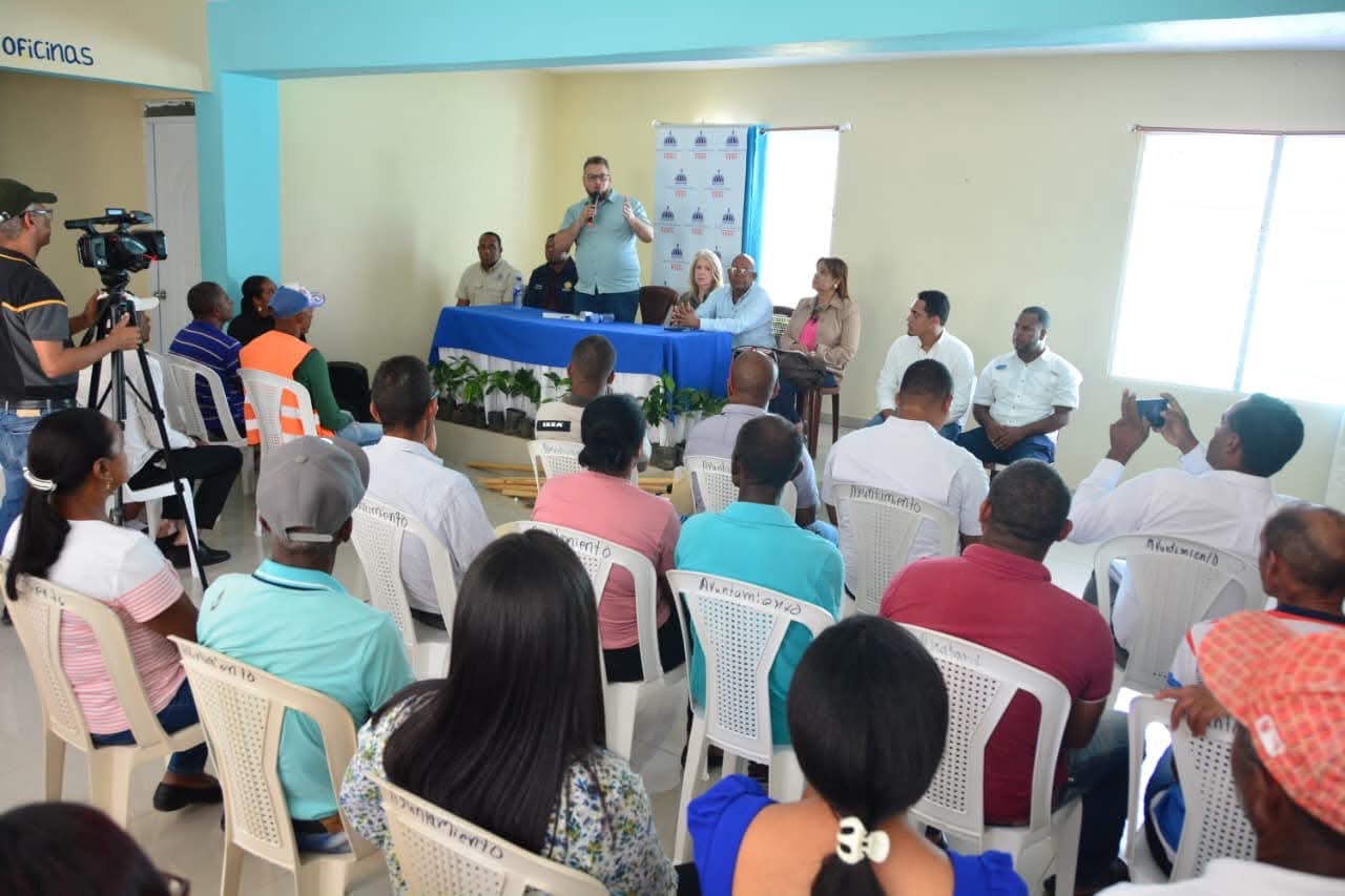 Hecmilio Galván recorre Cordillera Central, asegura hay que reivindicar las montañas