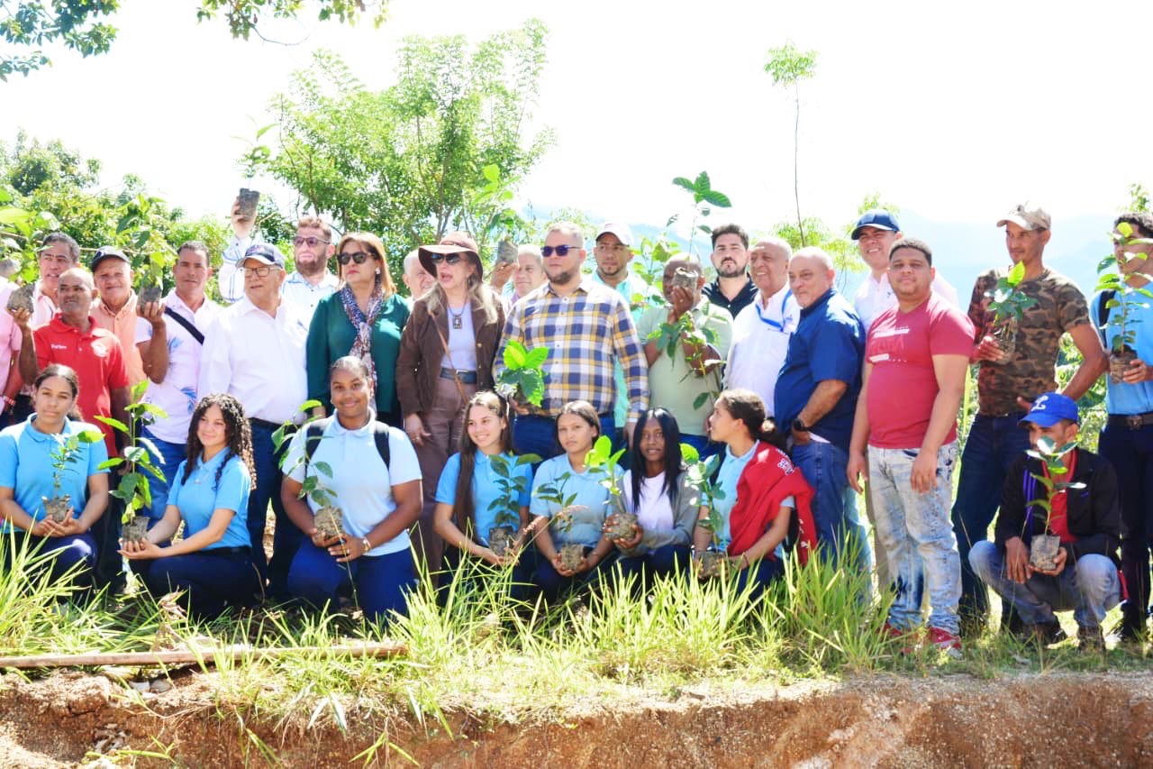 Hecmilio Galván recorre la Sierra de San José de Las Matas promoviendo la agroecología y el agroturismo