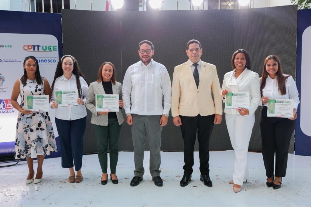 Centro Mipymes y CPTT UCE celebran graduación de sus programas formativos y presentan desfile “Quisqueya Innova” 3 c624bc86 6ae9 45b8 90fe 17aed1d3f6d4