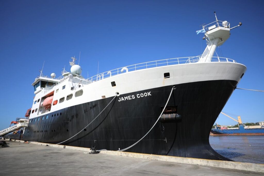 Presidente Abinader visita buque oceanográfico RRS James Cook en el Puerto de Santo Domingo 1 d0c9c3a1 cf47 4bad adf9 207e47ebf4ea