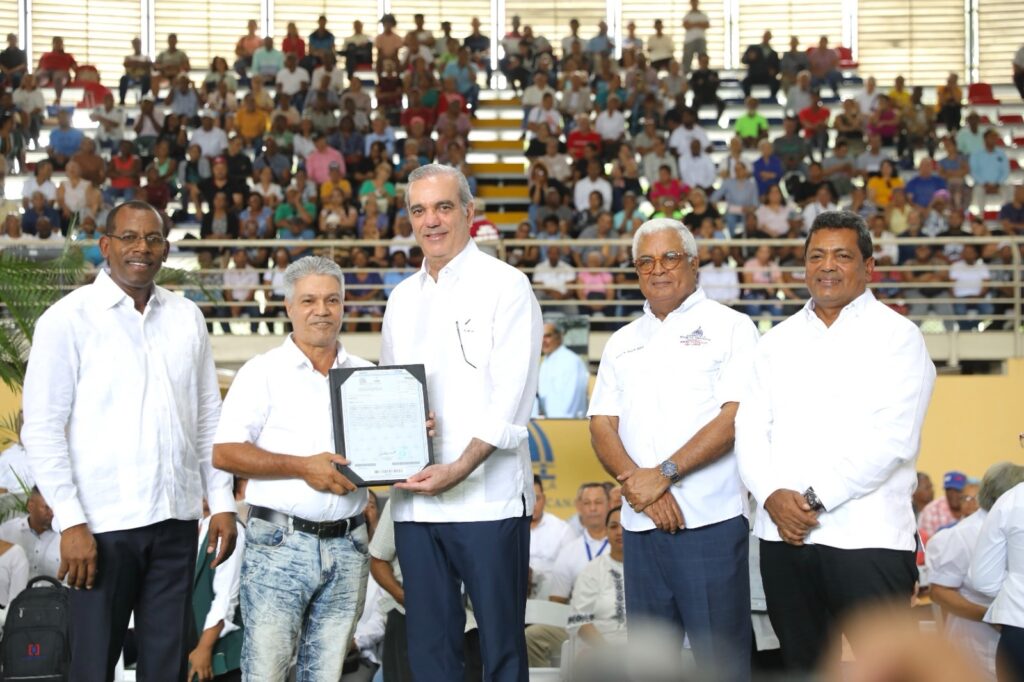 Presidente Abinader entrega 1,305 títulos de propiedad y afirma que “hoy se hace justicia social” en el sector de Pueblo Nuevo 1 d3ca5a84 53a7 40c2 a023 fb8476e86dfe