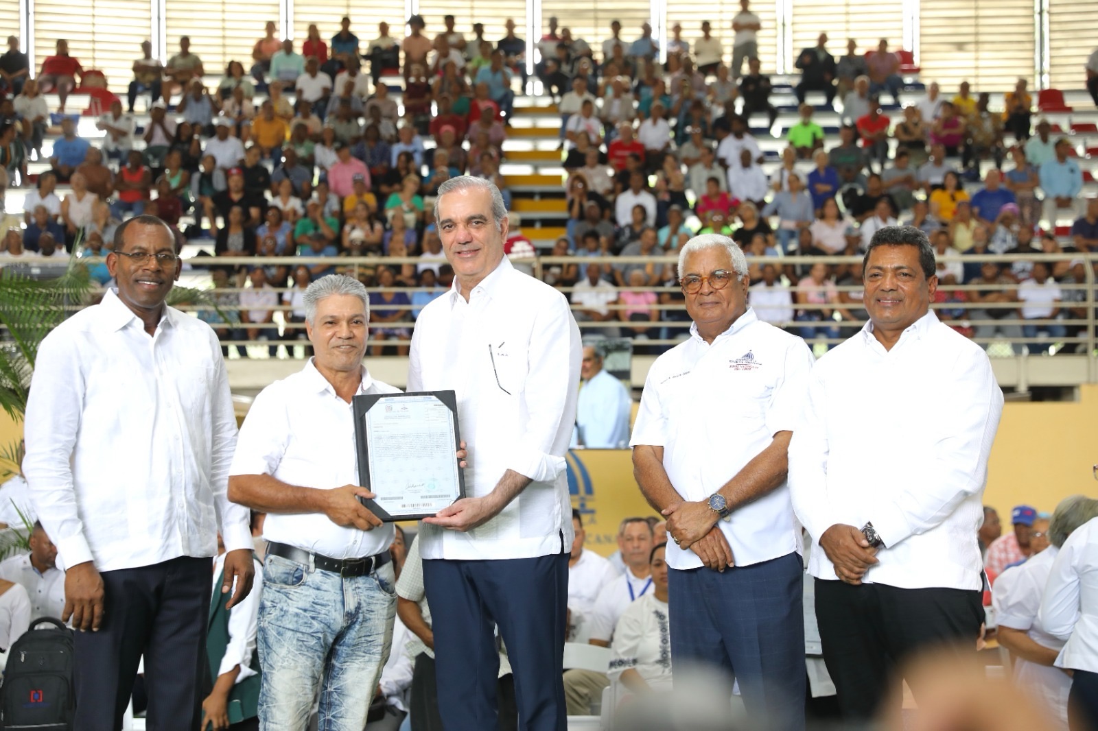 Presidente Abinader entrega 1,305 títulos de propiedad y afirma que “hoy se hace justicia social” en el sector de Pueblo Nuevo