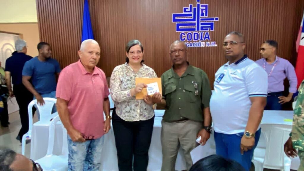 Gobernadora de Hato Mayor Dra. Maribel Simón inicia entrega de la “Brisita Navideña” a juntas de vecinos 1 img 0156