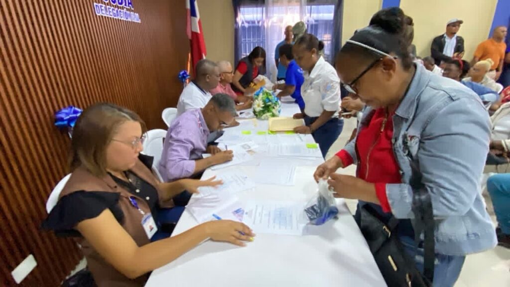 Gobernadora de Hato Mayor Dra. Maribel Simón inicia entrega de la “Brisita Navideña” a juntas de vecinos 2 img 0157