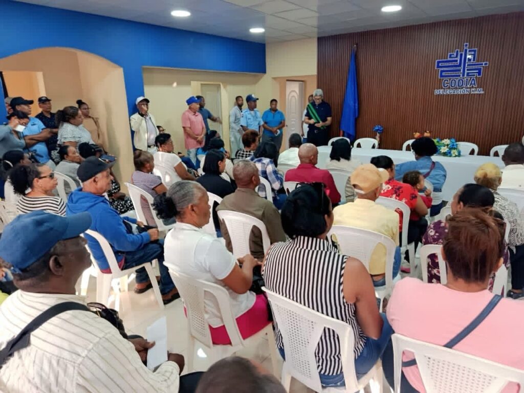 Gobernadora de Hato Mayor Dra. Maribel Simón inicia entrega de la “Brisita Navideña” a juntas de vecinos 3 img 0158