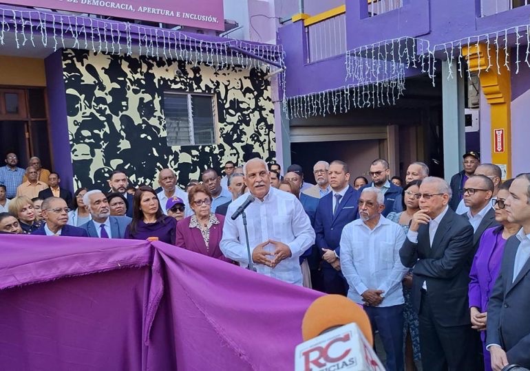 PLD “arranca la vieja” y siembra nueva mata de limoncillo como símbolo de renacimiento y renovación