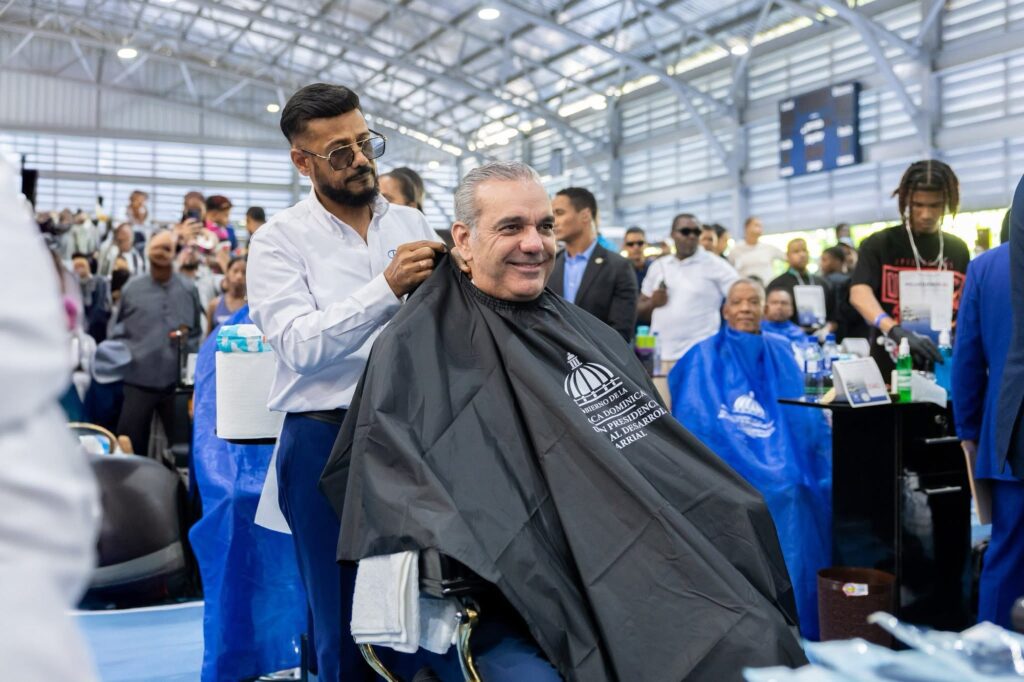 Presidente Abinader sostiene encuentro nacional con 1,000 peluqueros y recibe recorte de cabello durante jornada social 1 img 0700