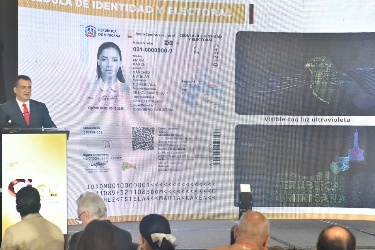 La JCE presenta diseño de las nuevas cédulas a periodistas, comunicadores y líderes de opinión