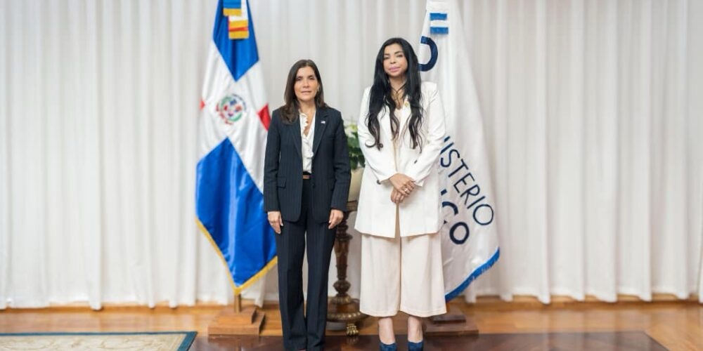 Yeni Berenice y la embajadora Leah Francis abordan fortalecimiento de la seguridad entre RD y EE.UU.