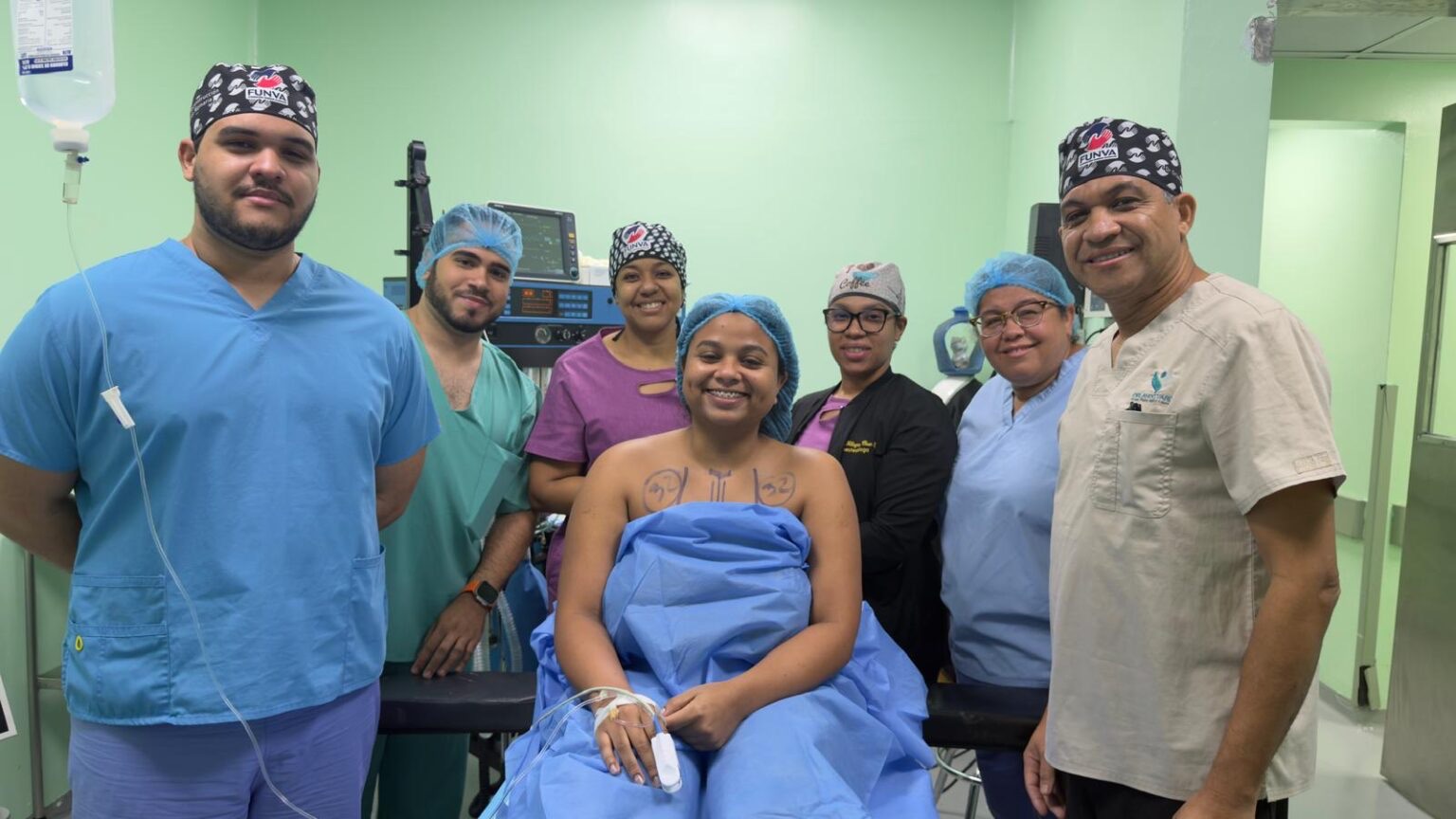 RD realiza primera cirugía de reducción mamaria por gigantomastia