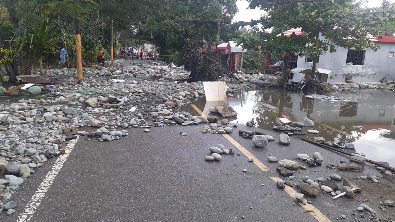 Explosión de tubería matriz en Sabana Iglesia inunda viviendas y deja comunidades incomunicadas