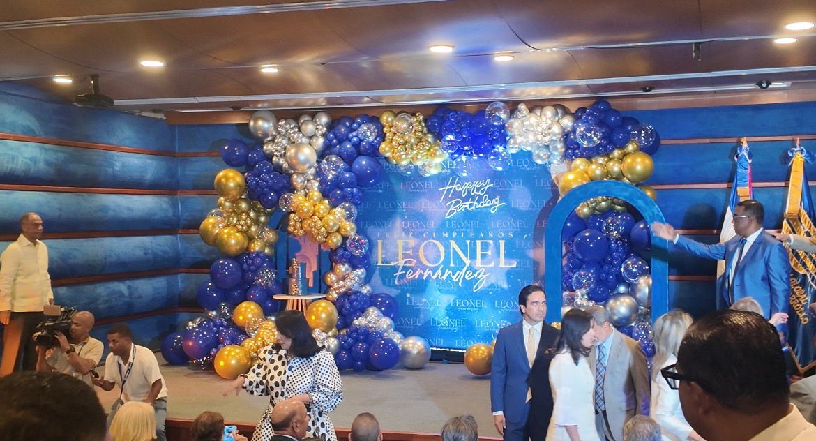 Decenas de personas acuden a Funglode para felicitar a Leonel Fernández por su cumpleaños