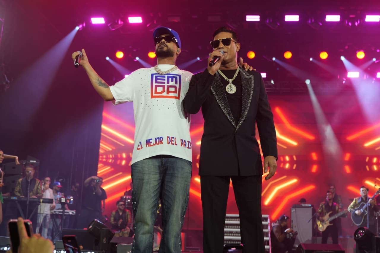 Desborde de euforia ante la aparición sorpresa de Don Miguelo en el concierto de Raulin Rodríguez