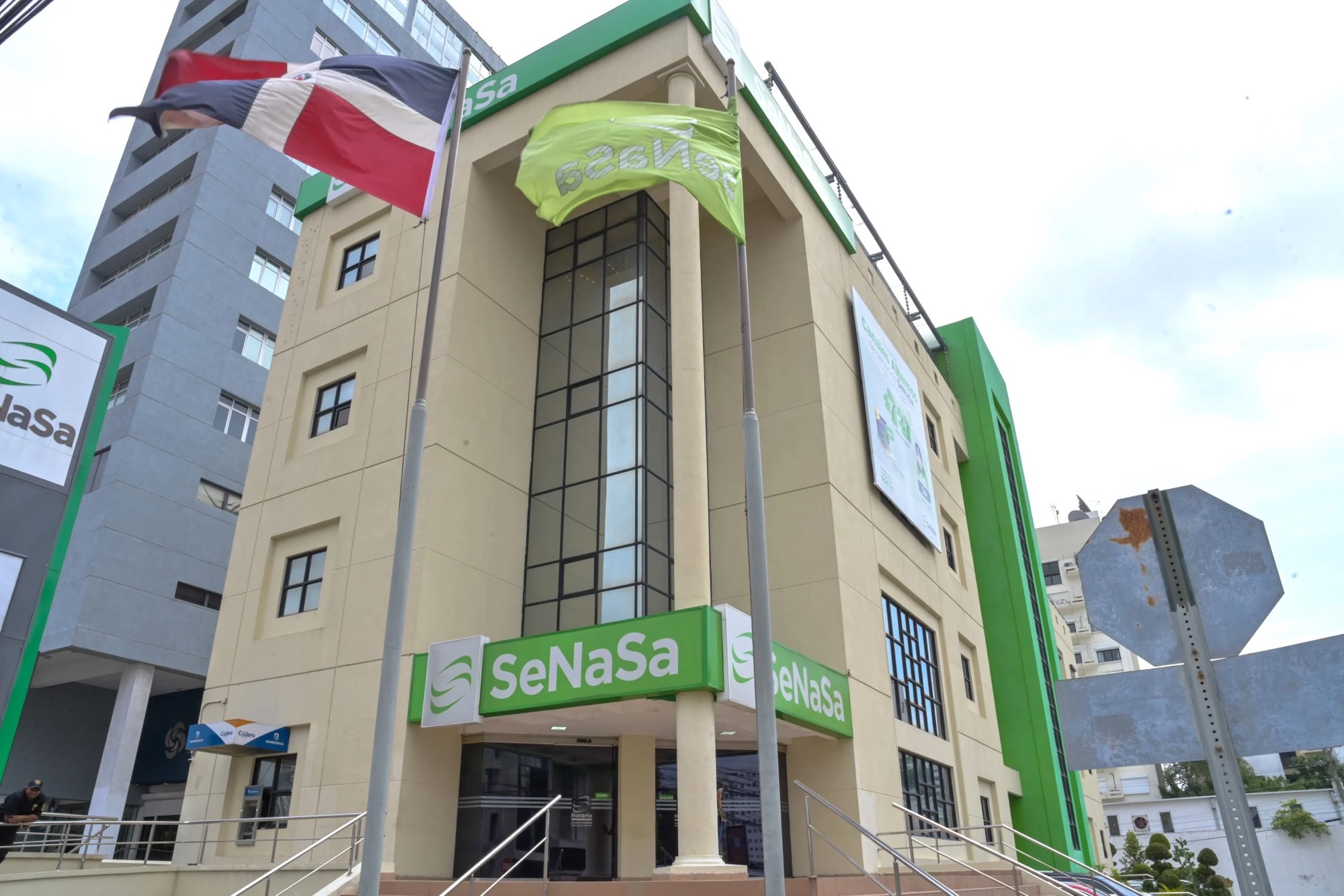 Presidente Abinader designa comisión técnica del Consejo del Seguro Nacional de Salud (CoSeNaSa)