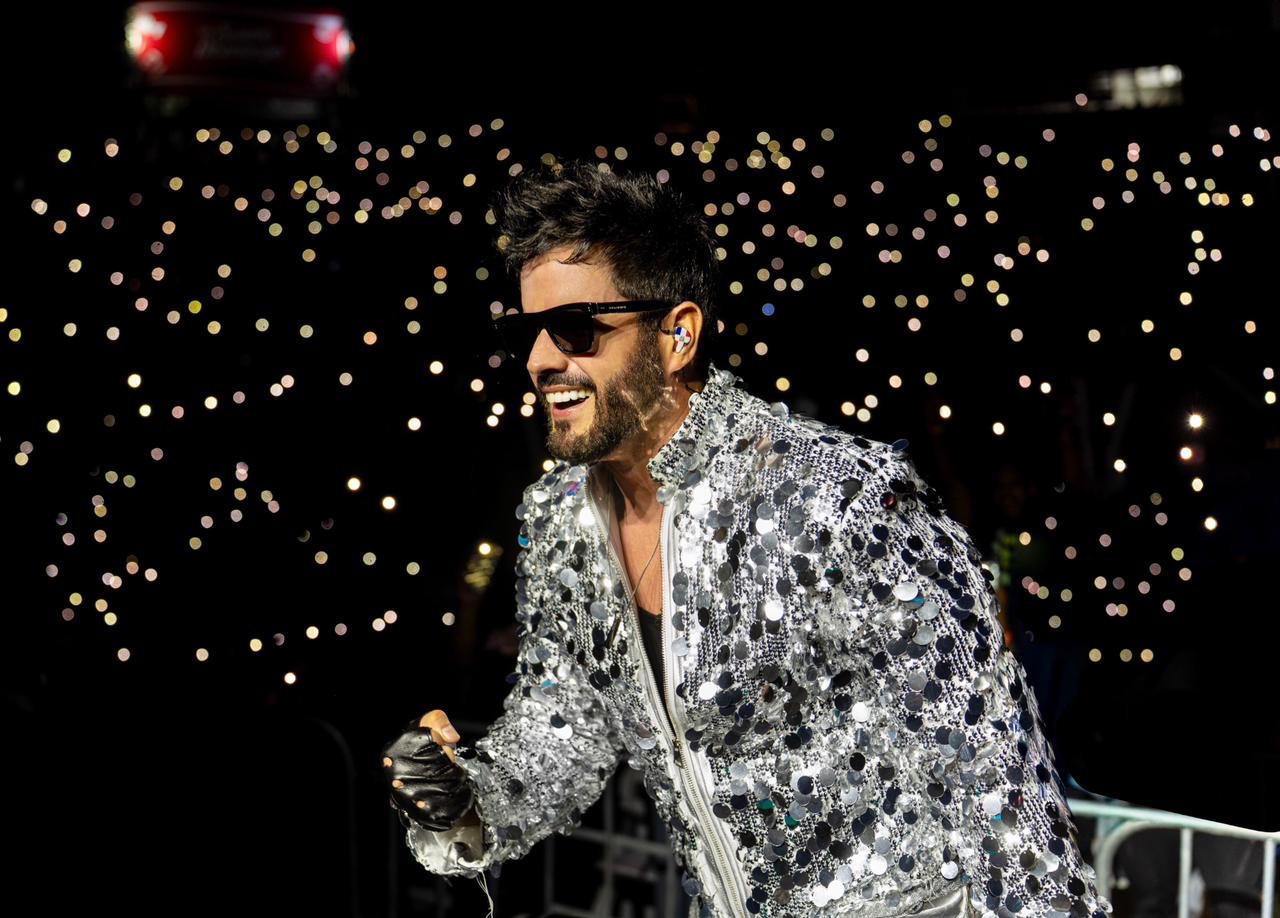 Manny Cruz celebra con éxito el Día del Merengue con concierto en SDE