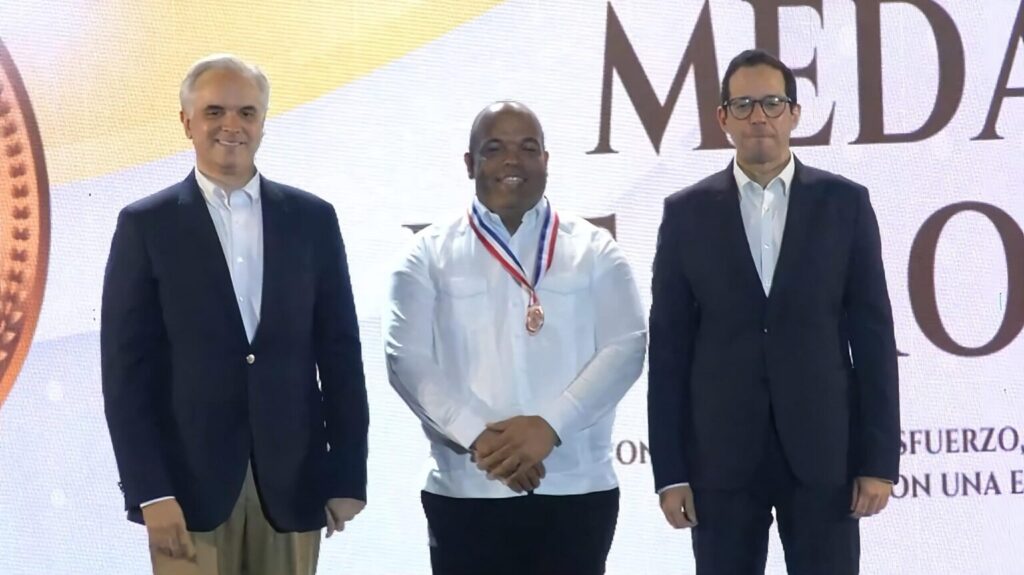 Regional 15 de Educación recibe Medalla de Bronce en el Premio Nacional a la Calidad Educativa 2025 1 img 9708