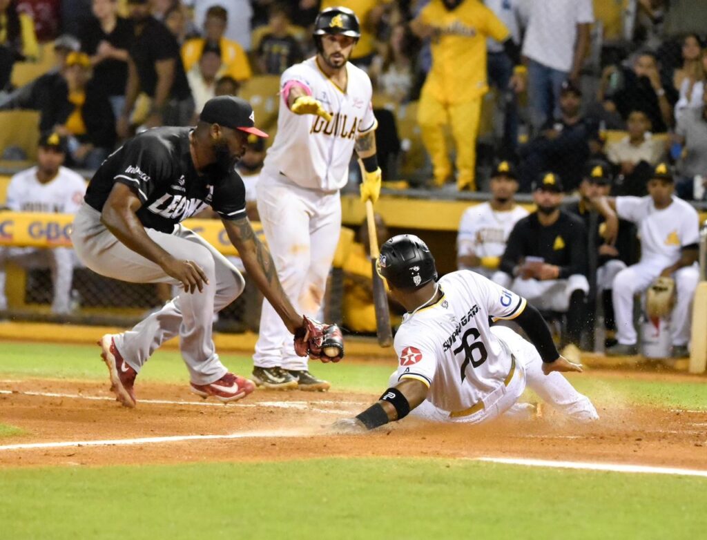 Águilas Cibaeñas vencen a Leones y alcanzan su victoria 25 de la temporada 1 img 9913
