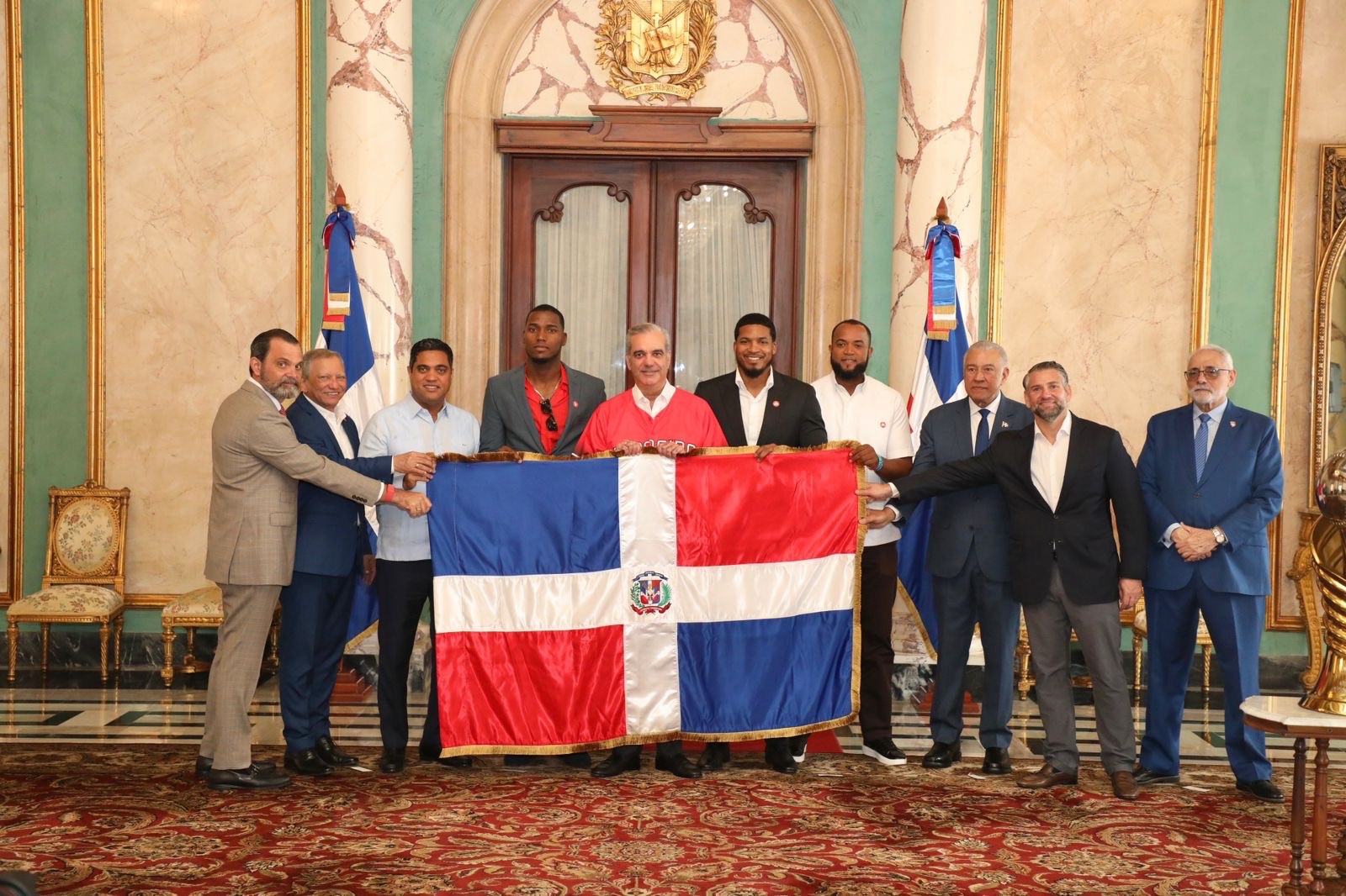 Presidente Abinader entrega la bandera dominicana a los Leones del Escogido para la Serie del Caribe 2026