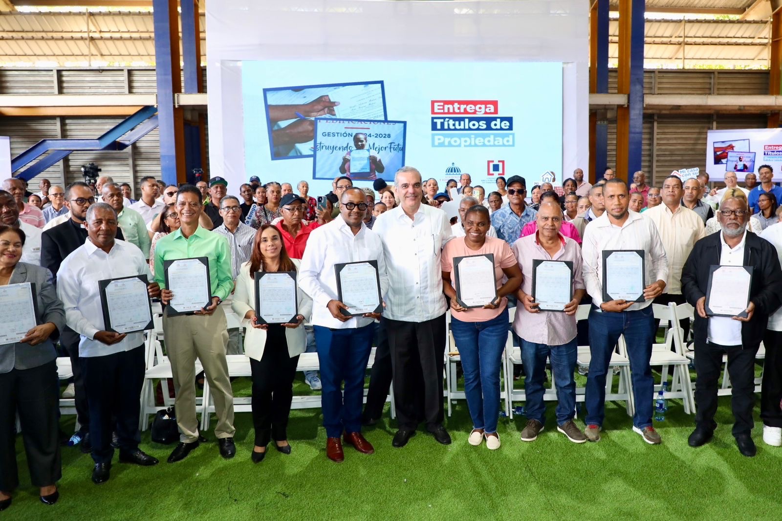 Presidente Abinader entrega 580 títulos de apartamentos y asegura futuro y dignidad a familias del Distrito Nacional y los municipios de Santo Domingo Este y Norte