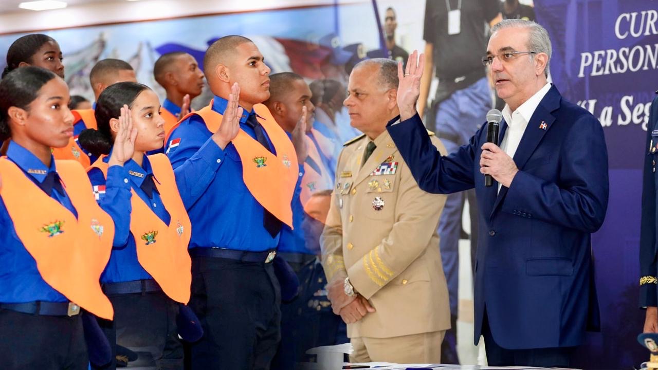 Presidente Abinader encabeza graduación y toma juramento de nuevos agentes de la sexta promoción del Cuerpo Especializado en Seguridad Aeroportuaria y Aviación Civil (CESAC)