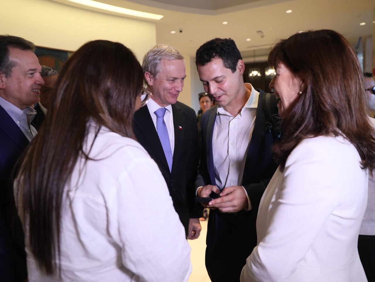 Presidente electo de Chile destaca avances de la República Dominicana en turismo, infraestructura y política migratoria durante su llegada a Santiago