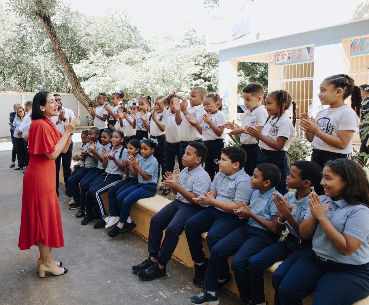 Primera dama Raquel Arbaje imparte clase de Moral, Cívica y Ética Ciudadana en escuela de Cristo Rey