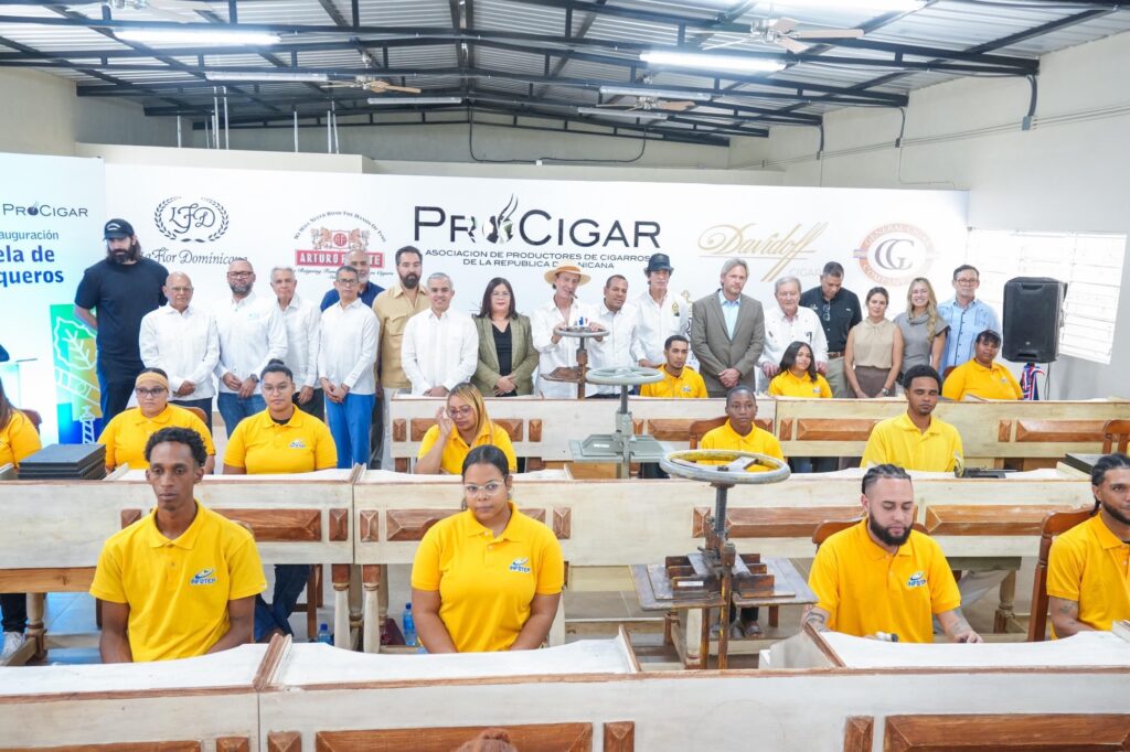 INFOTEP y PROCIGAR inauguran Escuela de Tabaqueros que impulsará empleo, capacitación y desarrollo productivo en el sector tabacalero 2 be3b571f 6a3a 473f 9763 b17bf31105d8