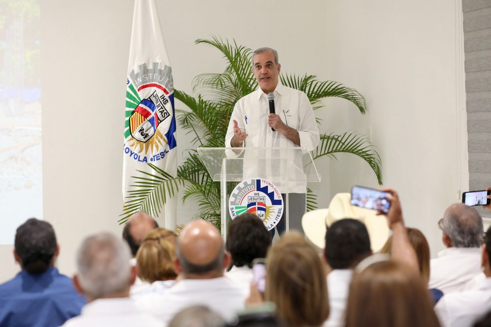 Presidente Abinader anuncia entrega de 400 becas para estudiantes de la Extensión Dajabón del Instituto de Estudios Especializados Superiores Loyola a través de la Presidencia