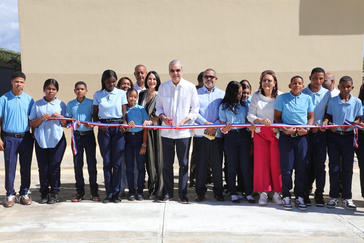 Presidente Abinader inaugura Centro Educativo León Romilio Rodríguez Ventura que beneficia a más 300 estudiantes, tras más de una década de espera en Carrera de Yeguas, Las Matas de Farfán