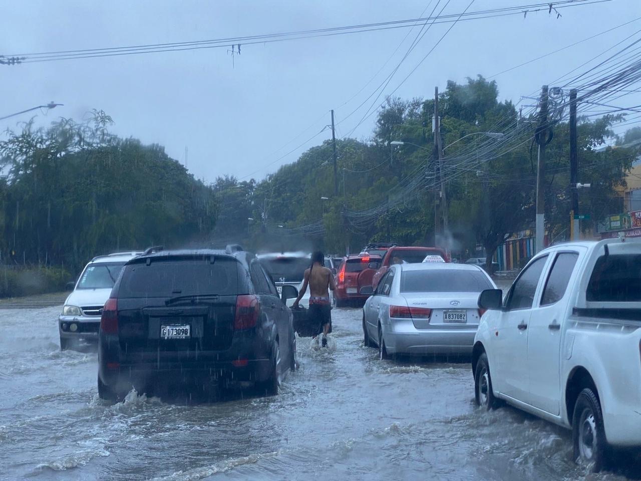 Fuertes lluvias provocan inundaciones y taponamientos en calles y sectores de Santiago