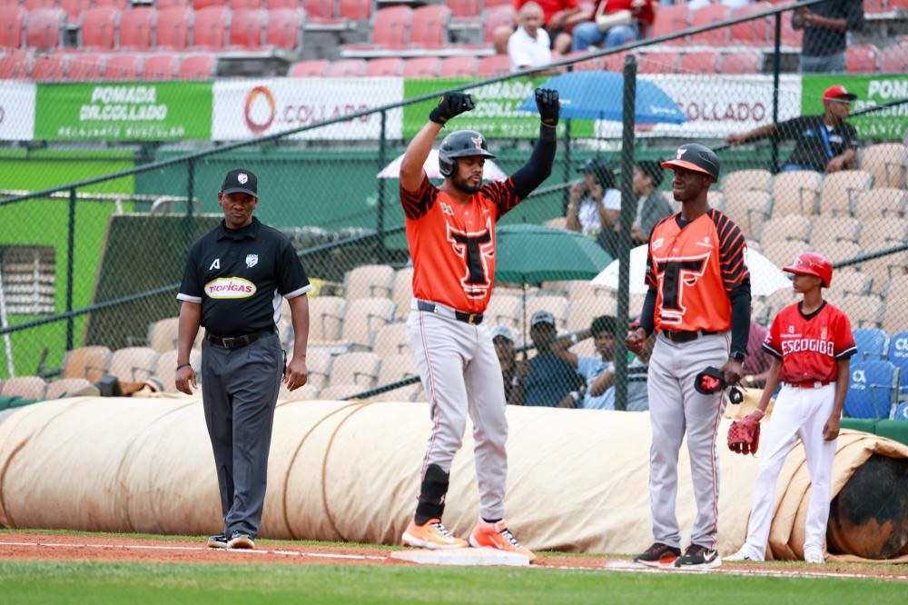 Toros del Este vencen a los Leones y empatan en la cima del Round Robin