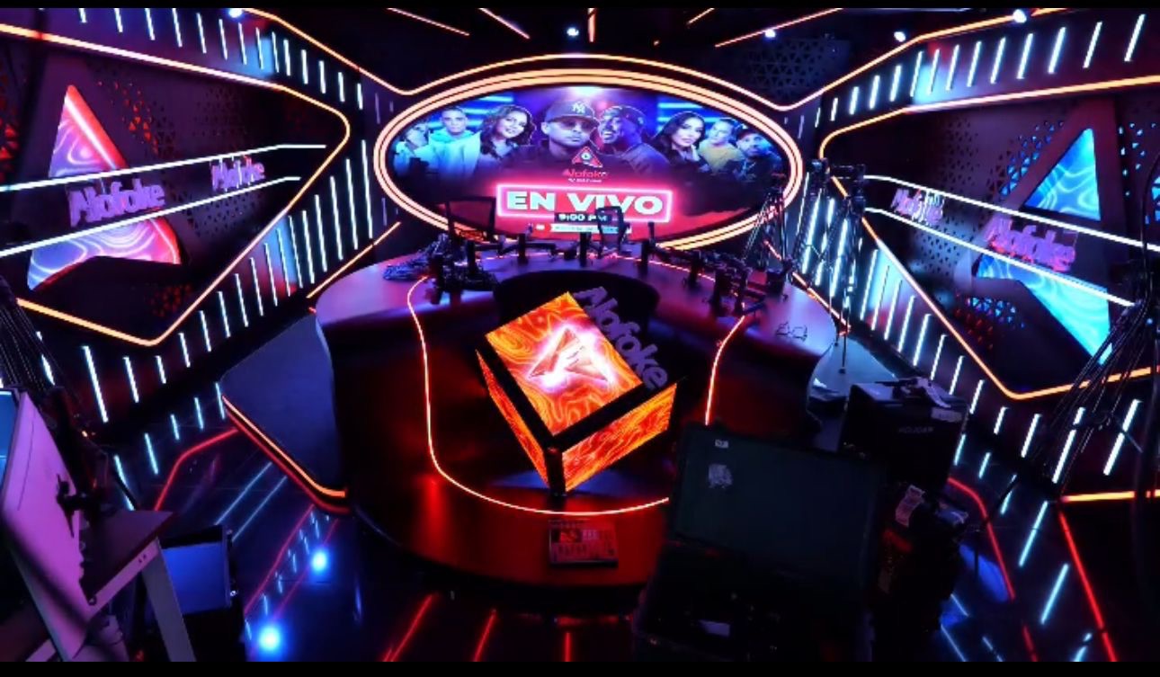 Santiago Matías muestra la nueva cabina de Alofoke Radio Show