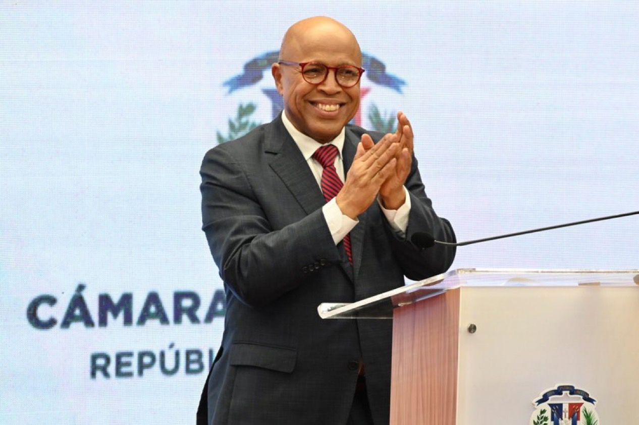 Decenas de compañeros y amigos acuden a felicitar a Alfredo Pacheco por su cumpleaños