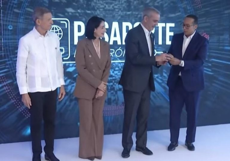 Presidente Abinader recibe el primer pasaporte electrónico “ordinario” dominicano