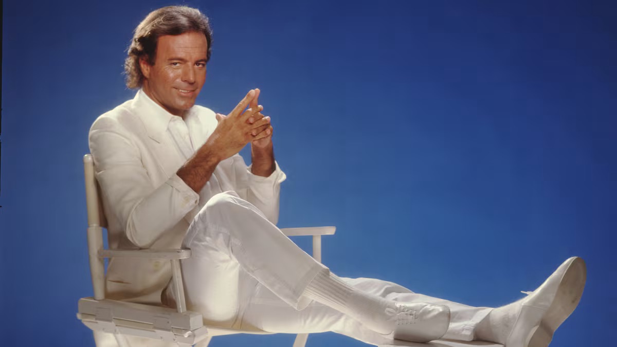 Julio Iglesias dice que todo se va a aclarar y su entorno cercano niega los hechos