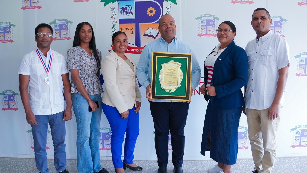 Consejo de Regidores de Pantoja reconoce al director regional 15 de Educación, Eddy Chávez Placencio