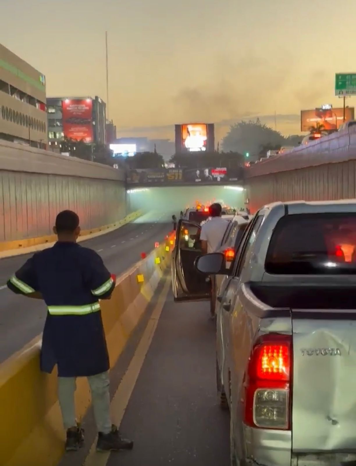 Se incendia vehículo en el túnel de la 27 de febrero este martes
