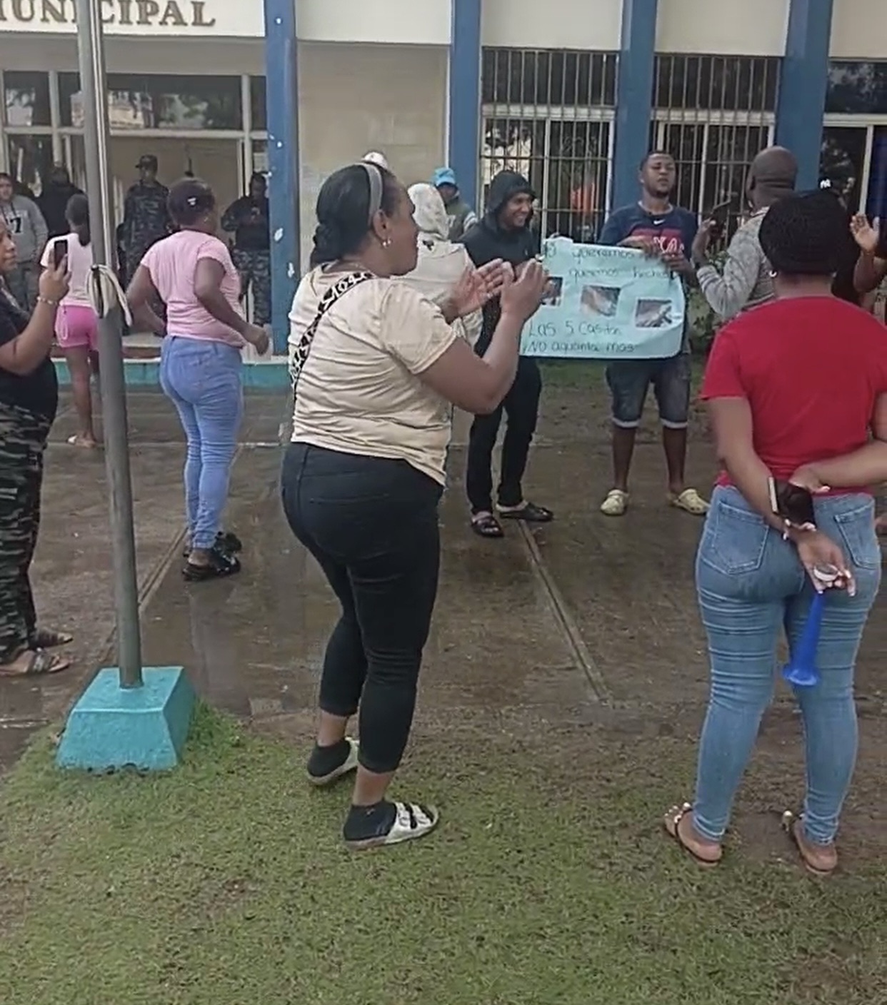 Moradores de Las 5 Casitas protestan por el deterioro de sus calles