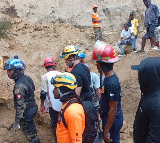 Una persona permanece desaparecida tras derrumbe en mina de materiales en Nigua