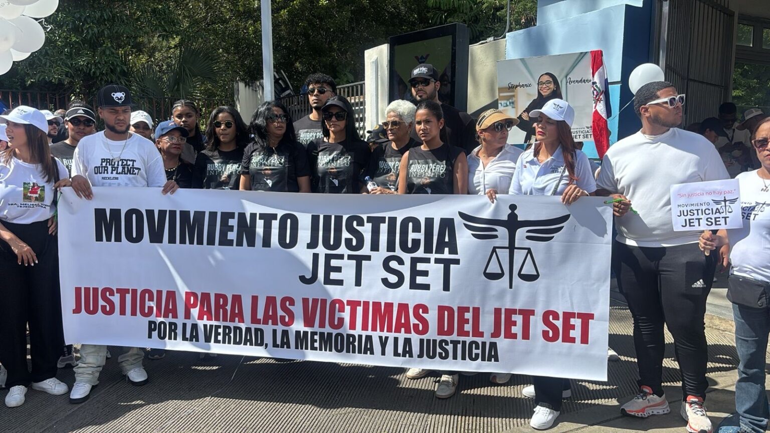 Decenas acuden a marcha pacífica por justicia tras tragedia del Jet Set