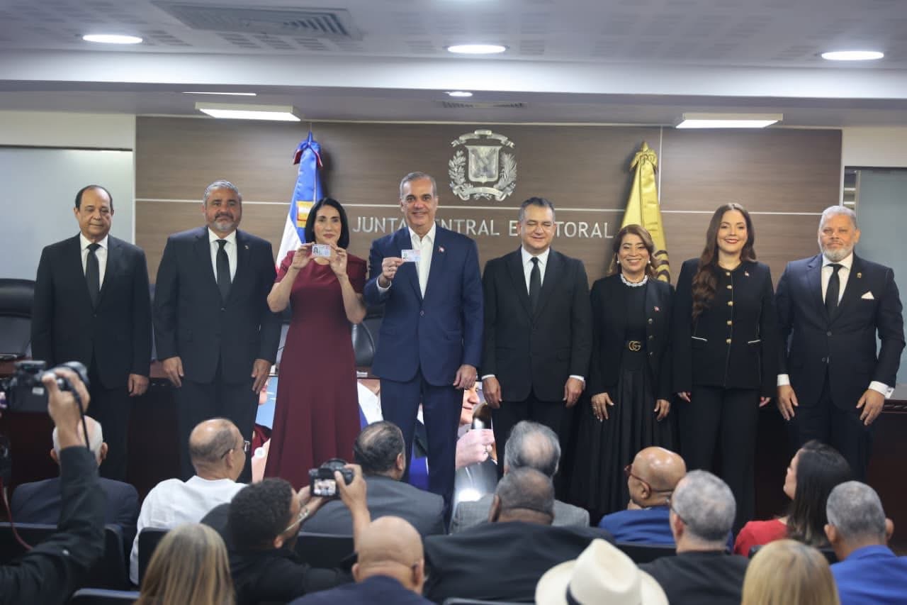 Presidente Abinader recibe su nueva cédula de identidad y electoral