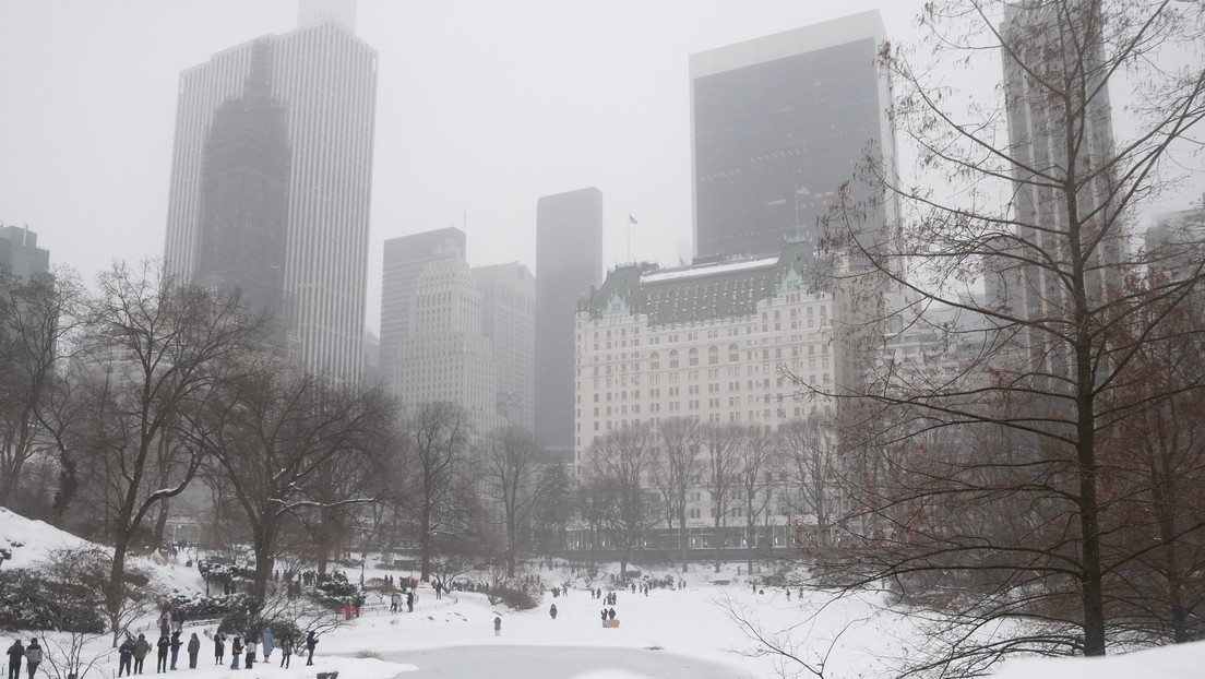 Un millón de personas se quedan sin electricidad mientras una fuerte tormenta invernal paraliza EE.UU.&nbsp;