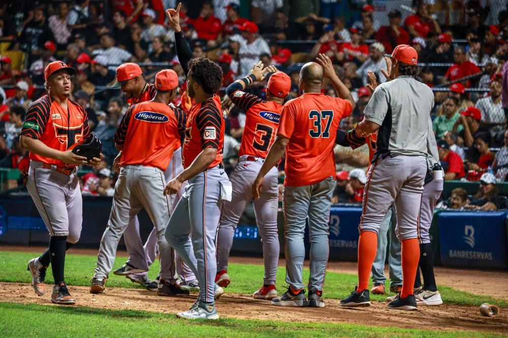 Toros del Este reaccionan en la novena y conquistan su primer triunfo en la Serie Final