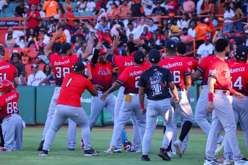 Leones del Escogido quedan a un paso del bicampeonato tras vencer a los Toros 1 img 3734