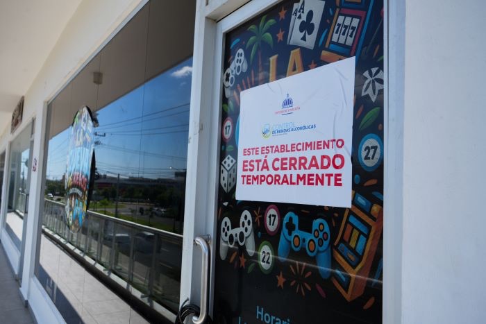 Cierran negocios por vender bebidas alcohólicas a menores de edad en Ciudad Juan Bosch