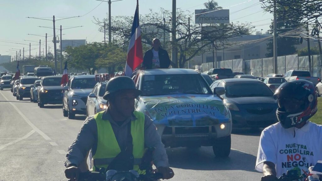 Sectores religiosos, ecologistas y sociales marchan en Santiago contra explotación de la Cordillera Septentrional 1 img 3920