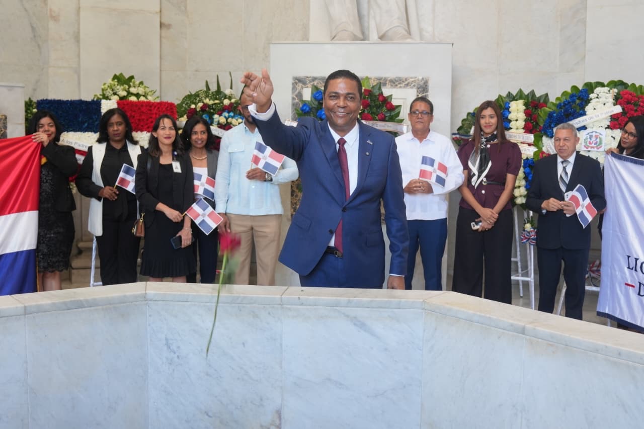 Víctor D’Aza resalta el rol del municipalismo y el legado de Duarte durante ofrenda floral en el Altar de la Patria