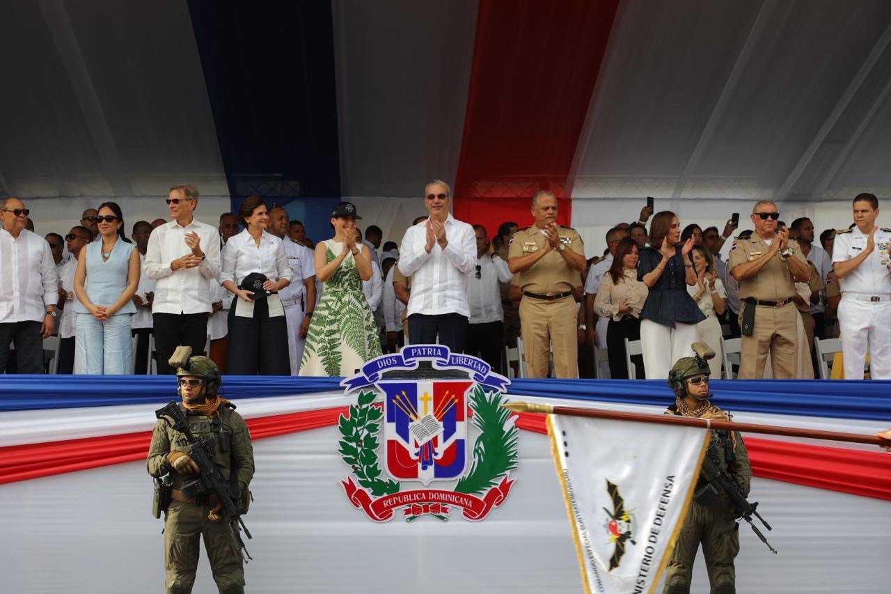 Presidente Abinader encabeza desfile militar con imponente demostración de capacidad y modernización de las fuerzas del orden