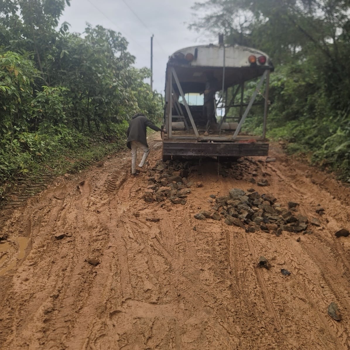 Denuncian mal estado de la carretera El Valle – Loma del 4