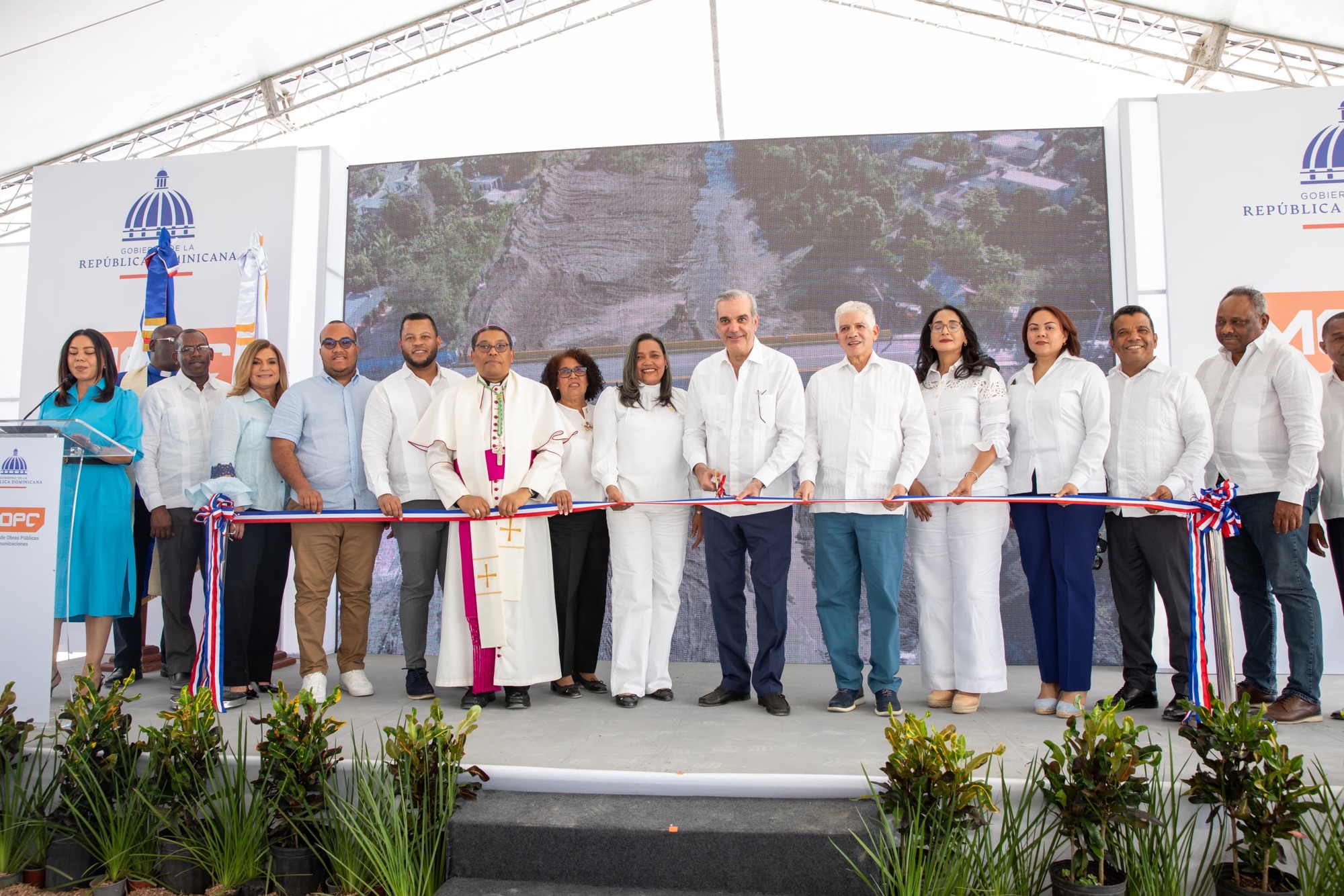 Presidente Abinader inaugura puente sobre río Viajama que impactará más de 5 mil personas en municipio de Las Yayas, Azua